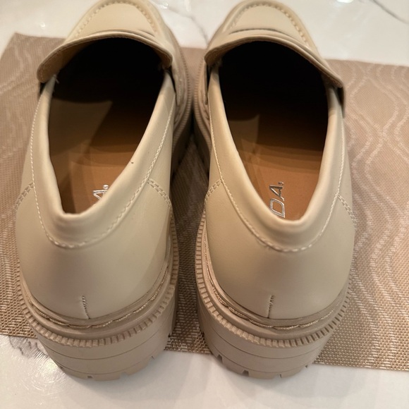 Elegant Cream Loafers for Women - Picture 4 of 7